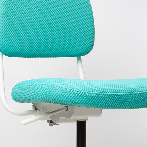 Silla de oficina de color turquesa brillante en primer plano, con asiento ajustable y diseño robusto.