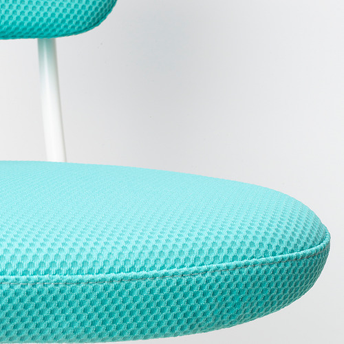 Silla de oficina de color turquesa brillante en primer plano, con una malla duradera y transpirable y un diseño elegante.