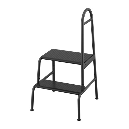 Un taburete de 2 escalones de BÄSINGEN en gris oscuro, con estructura metálica, escalones antideslizantes y una barra lateral de fácil agarre para mayor estabilidad y apoyo.