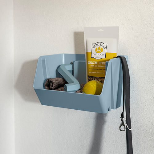 Caja de almacenamiento montada en la pared azul claro que contiene correa para perros, juguetes, golosinas y cepillo.