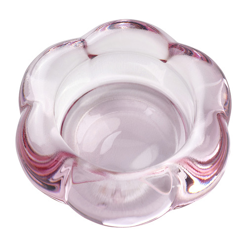 Un candelitero de cristal transparente de color rosado llamado BLADFÅGEL, inspirado en la forma de una flor, con un diseño moderno.