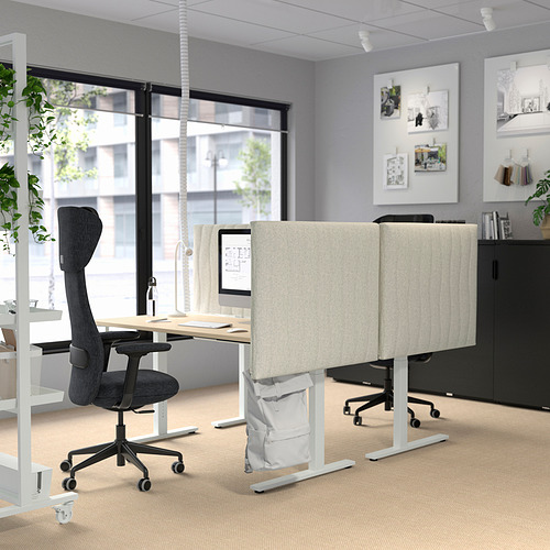 Moderna configuración de oficina con escritorios blancos MITTZON, sillas ergonómicas y pantallas acústicas, colocados cerca de grandes ventanales con vistas a la ciudad.