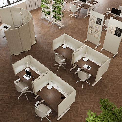 Oficina moderna en forma de U con pantallas acústicas MITTZON beige para mayor privacidad y absorción del sonido, con escritorios y sillas con computadoras portátiles.