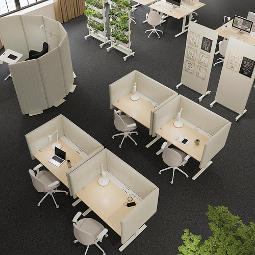 Configuración de oficina con escritorios MITTZON, respaldos altos para mayor privacidad, grupos con decoración beige y plantas.