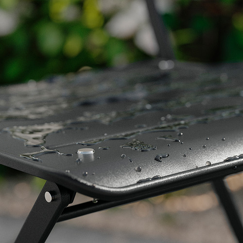 SUNDSÖ tablero de metal negro con gotas de agua, al aire libre.
