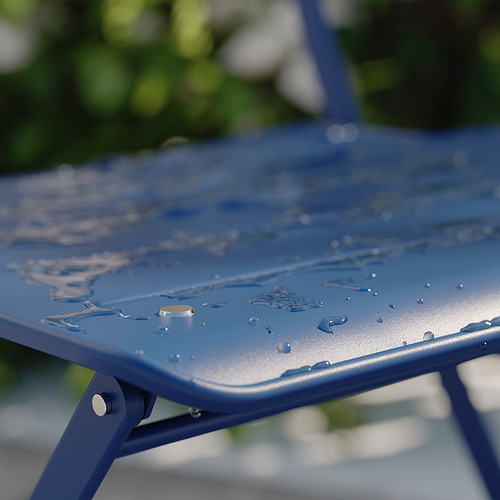 Asiento de silla de metal azul con gotas de agua; Diseño moderno y al aire libre.