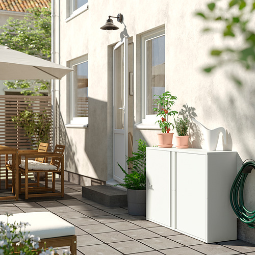 Mueble de exterior moderno, blanco, metálico, rectangular, con dos plantas en maceta.