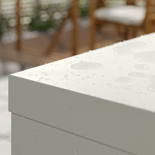Armario de metal blanco con gotas de agua, solución de almacenamiento al aire libre.