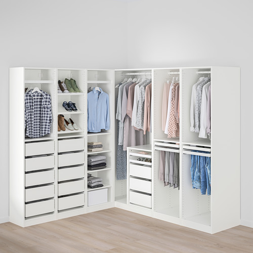 Vestidor bien organizado con barra para colgar, cajones y estantes.