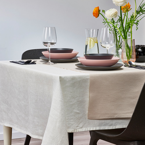Juego de mesa con camino SVARTSENAP, platos, vasos, cubiertos y flores.