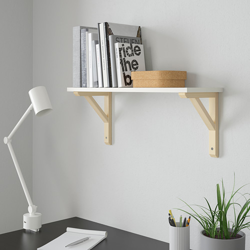 Estantería de madera BURHULT con libros, caja. Cerca: lámpara, escritorio, planta. Soportes de madera.