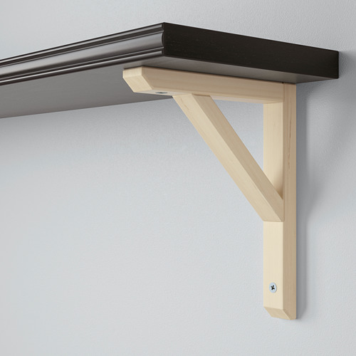 Estante de pared con soporte de madera clara, estante negro delgado, fijado de forma segura a una pared lisa.