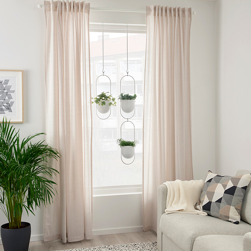 CHILISTRÅN macetas colgantes negras con plantas cerca de la ventana, al lado del sofá y la planta grande.