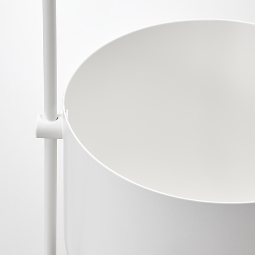 Jardinera colgante blanca, parte de la serie CHILISTRÅN. Diseño circular, revestimiento de alta calidad, unido a una barra metálica resistente.