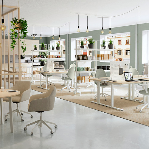 Espacio de trabajo minimalista con escritorios, sillas, monitores, plantas, estanterías y lámparas colgantes MITTZON.