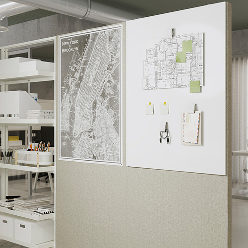 Una configuración de oficina con un tablero de corcho montado en la pared con varias notas y mapas fijados en él.