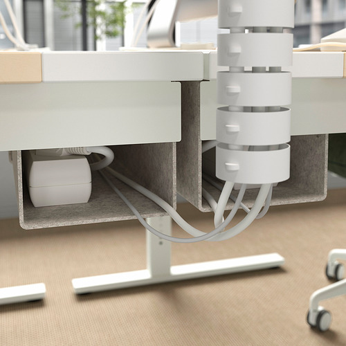 Escritorio de pie modular con altura ajustable, bandeja de cables y ganchos. Diseñado para uso en oficinas.
