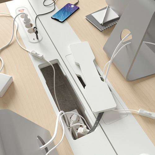 Escritorio con compartimento de administración de cables incorporado, toma de corriente y áreas de carga de dispositivos inteligentes.