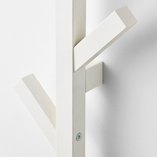 Perchero de madera moderno y minimalista con tres ganchos, montado sobre pared blanca.