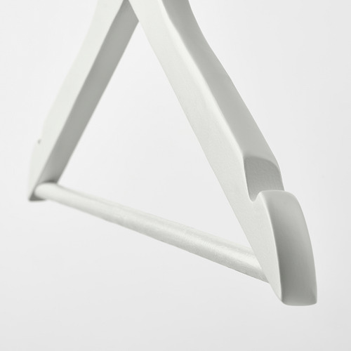 Primer plano de una percha BUMERANG de calidad, blanca con elegantes ranuras para sujetar la ropa de forma segura.