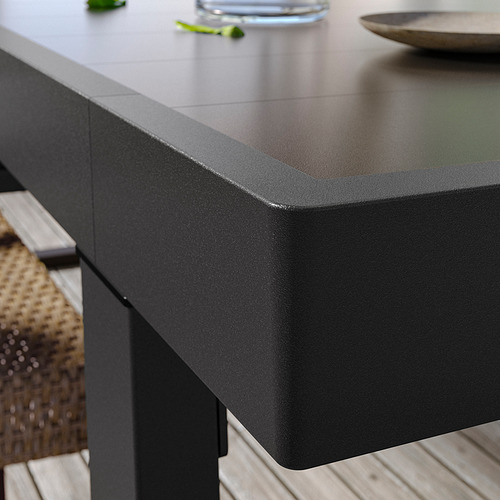 Mesa de exterior moderna VÄRMANSÖ en color negro, fabricada en aluminio, forma rectangular, diseño elegante.