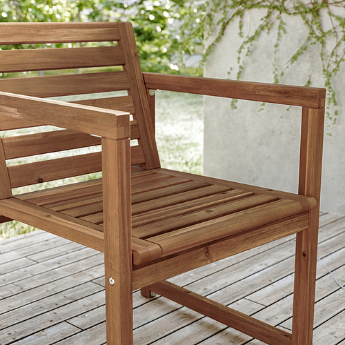 Silla de exterior de madera marrón, parte de la serie NÄMMARÖ, madera de acacia, diseño de listones.