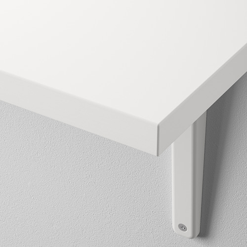 Estante blanco de pared con un borde biselado, otro liso y un robusto soporte metálico.