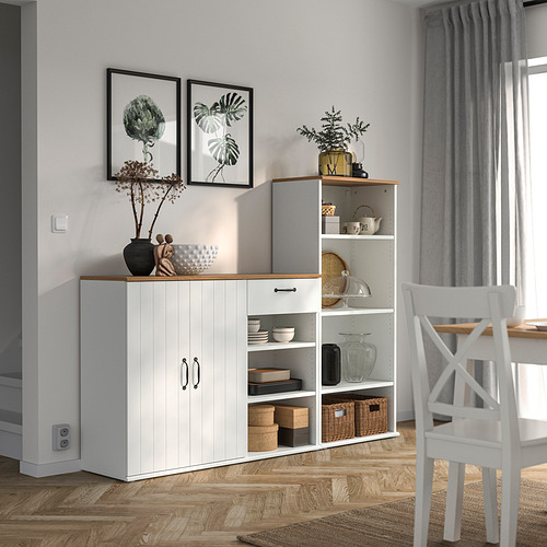 Sala de estar moderna con unidad de almacenamiento, arte y silla SKRUVBY.