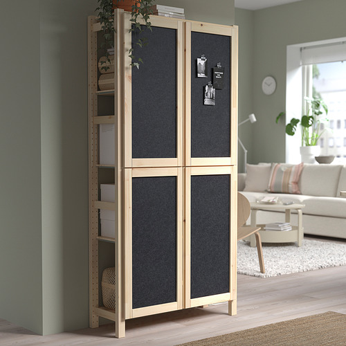 El mueble de almacenamiento de pino IVAR con puertas de fieltro alberga tareas y decoración en la sala de estar. Alto, acabado en madera natural.