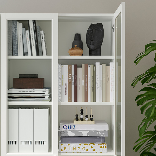 Librería blanca con múltiples estantes, almacenamiento de libros, artículos decorativos y juegos. Estantes ajustables y puertas de panel para un almacenamiento versátil.