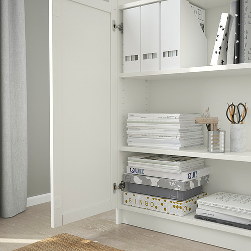 Librería blanca BILLY con estantes ajustables, cajas de almacenamiento, juegos y artículos de papelería.