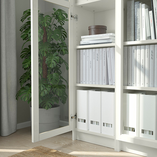 Estantería con puertas de vidrio, mostrando libros y una planta en maceta. Una puerta está ligeramente abierta, revelando estantes ajustables.