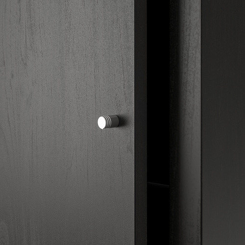 Una puerta minimalista y de alta calidad con un tirador elegante y moderno. Acabado oscuro, textura suave y líneas limpias.