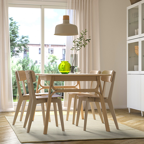 Mesa y sillas de comedor modernas, planta verde, vista a la ventana, gabinete.