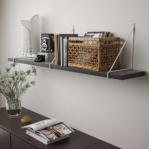 Estantería de pared con varios artículos: libros, cesta, cámara y jarrón con flores. El estante soporta hasta 20 kg cuando está montado correctamente.