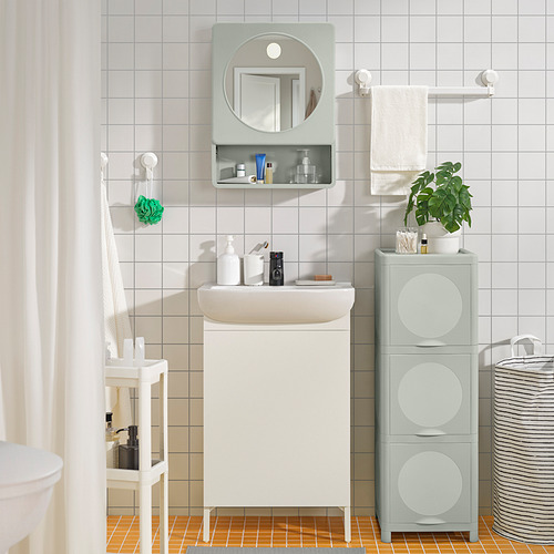 Baño moderno con tocador blanco IVÖSJÖN; Espejo, estantes verdes, líneas limpias.