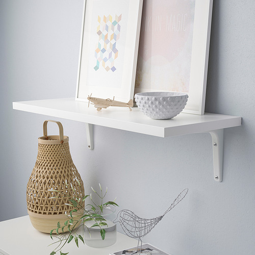 Estante de pared blanco con cesta de mimbre, cuenco pequeño y arte enmarcado. Pantalla moderna y multiusos.