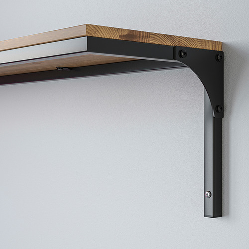 Estantería de pared moderna y robusta con tapa de madera, sostenida por soportes de metal negro. Diseño industrial, materiales de alta calidad.