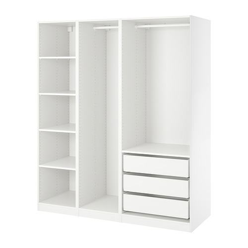 Un armario blanco IKEA PAX con estantes y cajones abiertos. Sus interiores elegantes, minimalistas y ajustables.