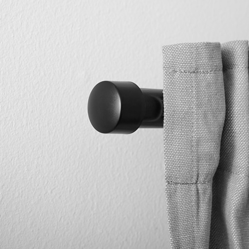 Remate negro sobre cortina gris, pared blanca. Colección RAFFIG, aspecto moderno.