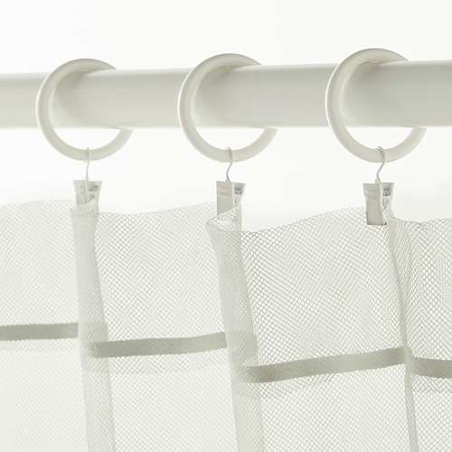 Tres anillos de cortina blancos con ganchos que sujetan cortinas transparentes, lo que demuestra la función de fácil deslizamiento de la cortina.