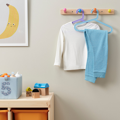 Habitación para niños con juguetes y ropa.