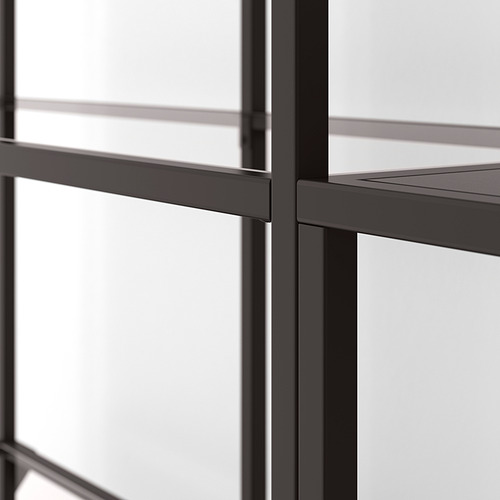 Estante de metal moderno con paneles de vidrio transparente, bien elaborado para brindar estabilidad y estilo.
