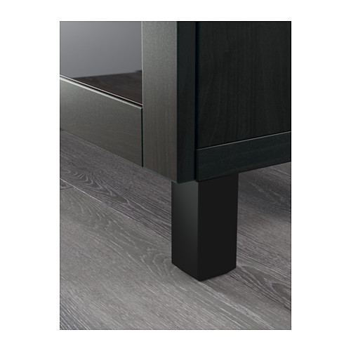 Moderno detalle de aparador de madera oscura y cristal, con un acabado liso y una pata robusta.