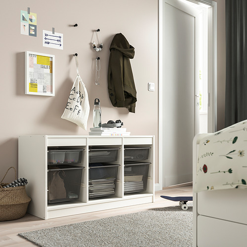 Mueble TROFAST blanco con cajas de malla, arte, monopatín.
