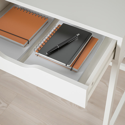 Cajón de escritorio con cuaderno y bolígrafo, que muestra almacenamiento incorporado y gestión inteligente de cables.
