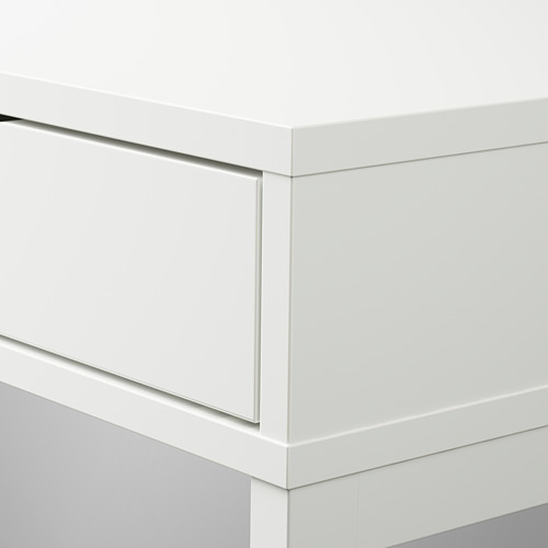 Moderno escritorio blanco con bordes elegantes y cajones incorporados, lo que garantiza un diseño minimalista y un almacenamiento eficiente.