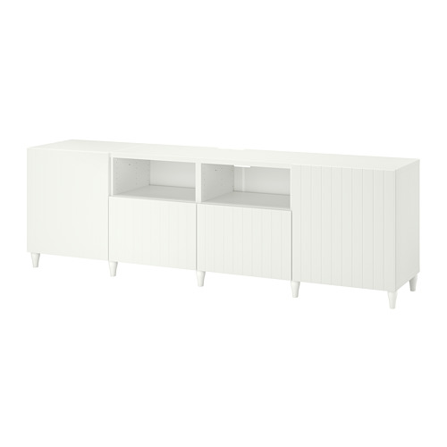Un banco de televisión blanco BESTÅ con estantes y cajones ajustables para un almacenamiento organizado. Es un diseño limpio y moderno con una estructura de madera robusta.