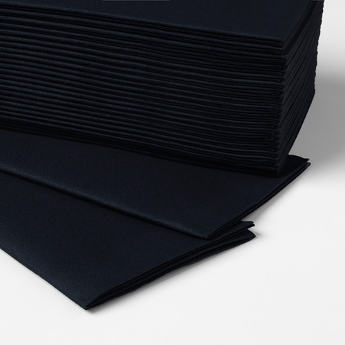 Pila de servilletas de papel negro, cuidadosamente dobladas, que parecen y se sienten como tela.