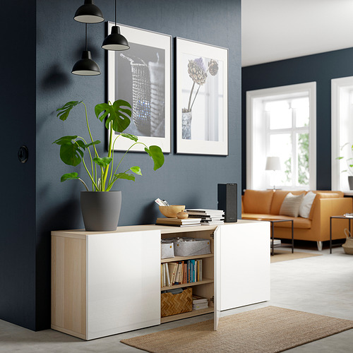 Espacio habitable moderno con aparador, plantas, decoración y obras de arte BESTÅ.